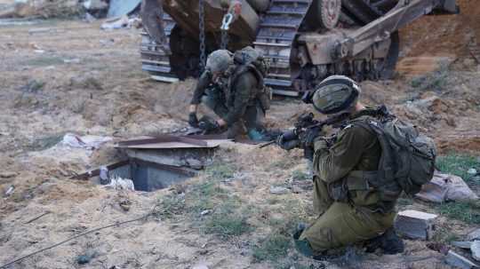Vojaci strážia vchod do tunela Hamasu v pásme Gazy.