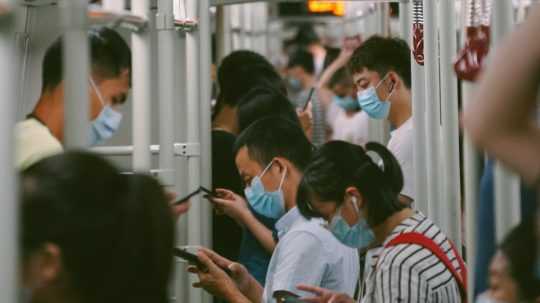 Osoby v čínskom metre majú na sebe masky.