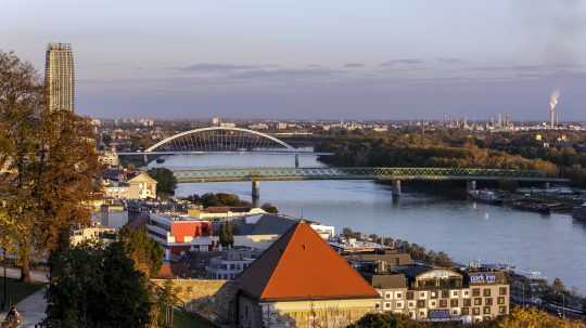 Pohľad z Bratislavského hradu na rieku Dunaj, Starý most a Most Apollo.