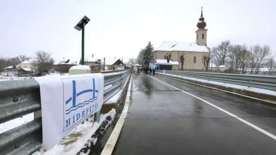 Na snímke nový cezhraničný most v obci Vrbovka.