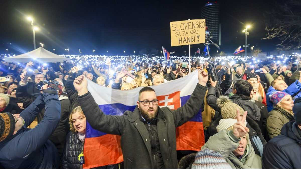 MuÃ…Â¾ drÃ…Â¾ÃƒÂ­ slovenskÃƒÂº vlajku na proteste proti zruÃ…Â¡eniu Ã…Â¡peciÃƒÂ¡lnej prokuratÃƒÂºry.