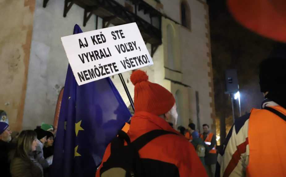 Opozičné protesty proti vláde pokračujú. Na námestia naprieč Slovenskom prišli tisíce ľudí