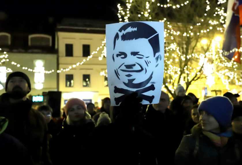 Opozičné protesty proti vláde pokračujú. Na námestia naprieč Slovenskom prišli tisíce ľudí