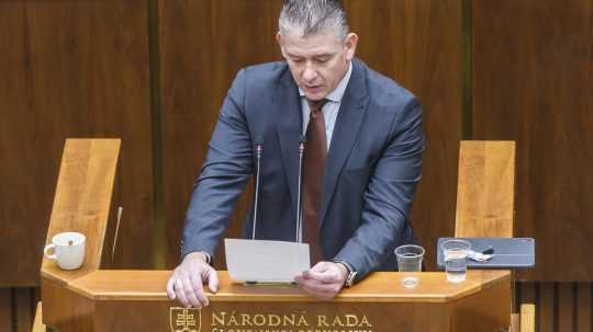 Roman Mikulec za rečníckym pultom počas rozpravy k návrhu štátneho rozpočtu.