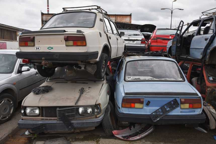 Protiprávne rozoberanie autovrakov na východe: Enviropolícia objavila desiatky automobilov