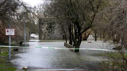 Voda pri sútoku Dunaja a Moravy zaplavila časť Slovanského nábrežia pod hradom Devín v Bratislave 25. decembra 2023.