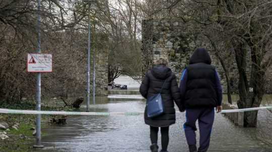 Pre viaceré okresy na Slovensku platia naďalej výstrahy pred povodňami.