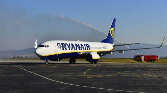 Na snímke slávnostné privítanie lietadla spoločnosti Ryanair na letisku v Košiciach.
