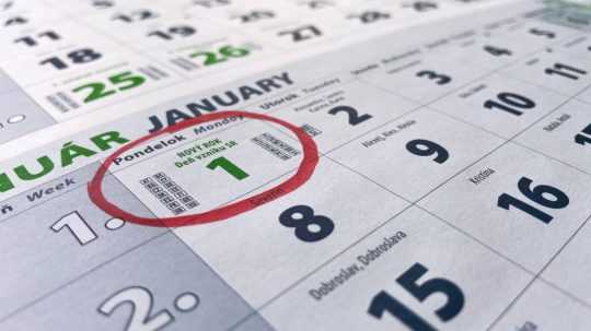 Na snímke je kalendár otočený na január 2024, 1, január je v červenom krúžku.