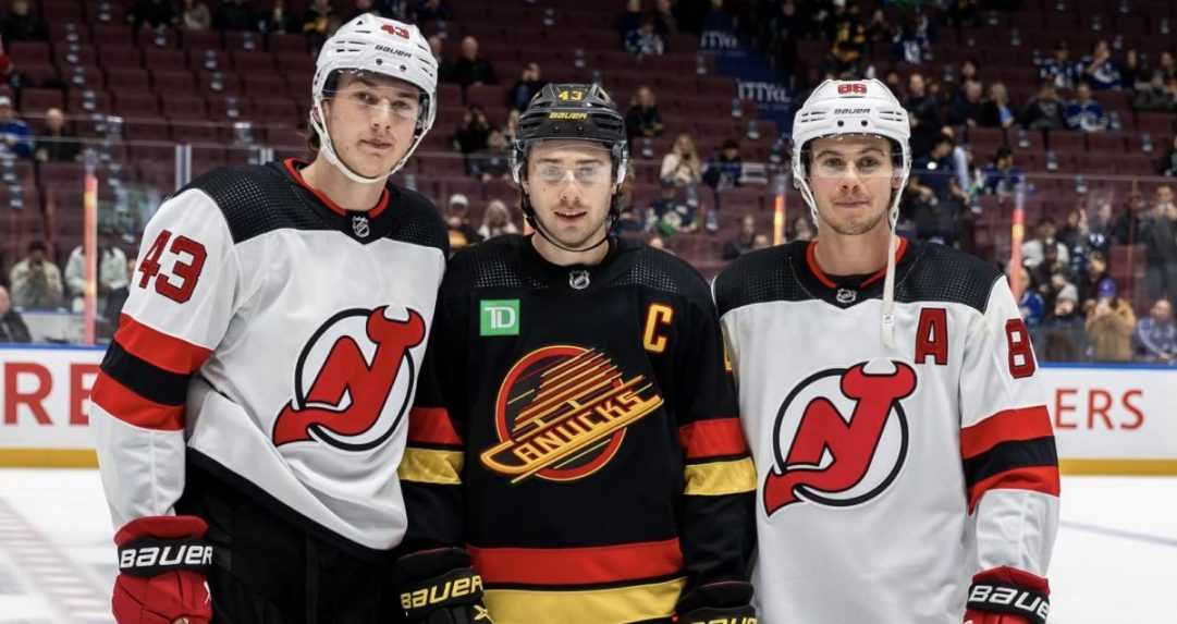 Hughesovci sú deviatou bratskou trojicou, ktorá nastúpila do jedného duelu v NHL, bratov Šťastných nenapodobnili
