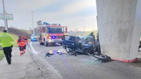 Dopravná nehoda na Púchovskej ulici v Bratislave.