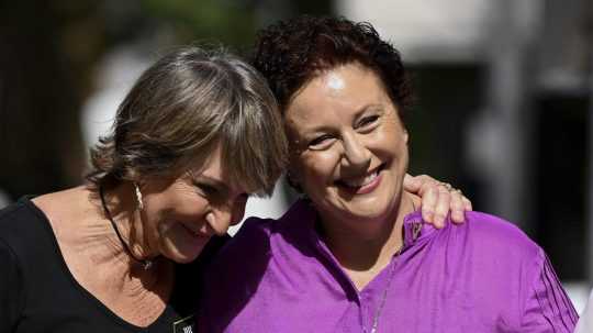 Kathleen Folbiggová (vpravo) je objatá priateľkou Tracy Chapmanovou pred odvolacím trestným súdom v Novom Južnom Walese. TAS.