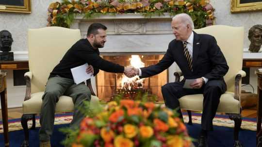 Zľava ukrajinský prezident Volodymyr Zelenskyj a americký prezident Joe Biden.