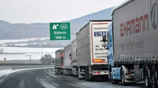 Odstavené kamióny prichádzajúce po diaľnici D1 v smere od mesta Prešov.