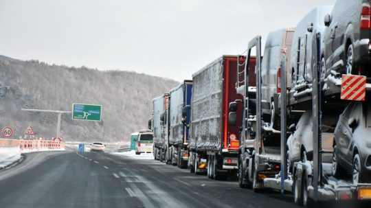 Na snímke odstavené kamióny v súvislosti s blokáciou hraničného priechodu Vyšné Nemecké a hustotou kamiónovej dopravy smerujúcou k hranici s Ukrajinou.