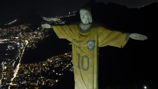 Socha Krista v Riu v drese brazílskej futbalovej legendy.