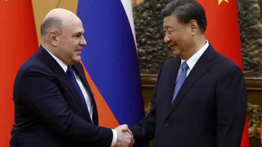 Ruský premiér navštívil Čínu.