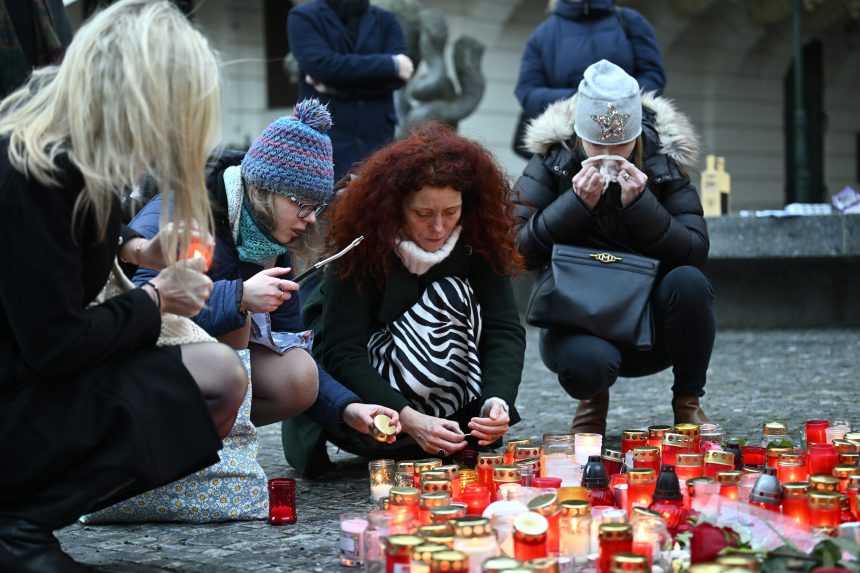 Vlna solidarity po útoku: Ľudia prispievajú do zbierky a zapaľujú sviečky pred univerzitou (fotogaléria)
