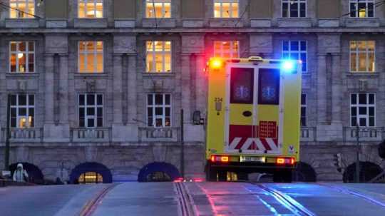 Zásah záchranárov po streľbe na Filozofickej fakulte v Prahe.