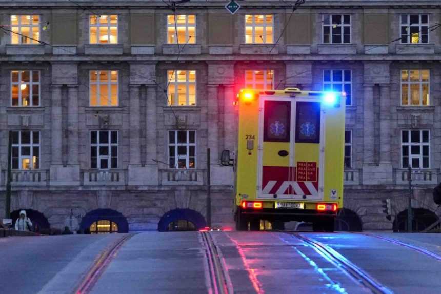 Zásah záchranárov po streľbe na Filozofickej fakulte v Prahe.
