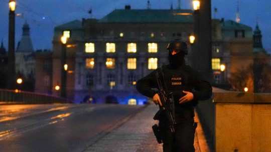 Polícia počas zásahu na Karlovej univerzite uzatvorila okolie.