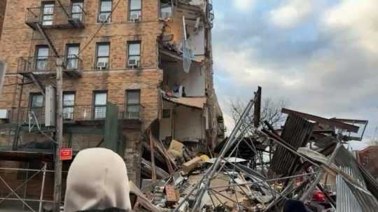 V New Yorku vo štvrti Bronx sa zrútila časť budovy.