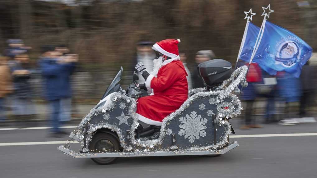 Opitý vodič v kostýme Santa Clausa v Nemecku narazil do domu. Darčeky ostali neporušené