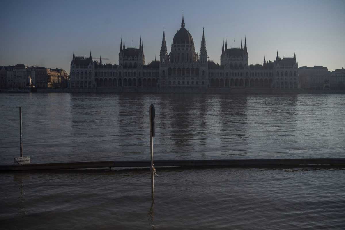 Rieka Dunaj sa vyliala z brehov a zaplavila nÃƒÂ¡breÃ…Â¾ie Angelo Rotta v centre BudapeÃ…Â¡ti v MaÃ„Âarsku vo Ã…Â¡tvrtok 28. decembra 2023.