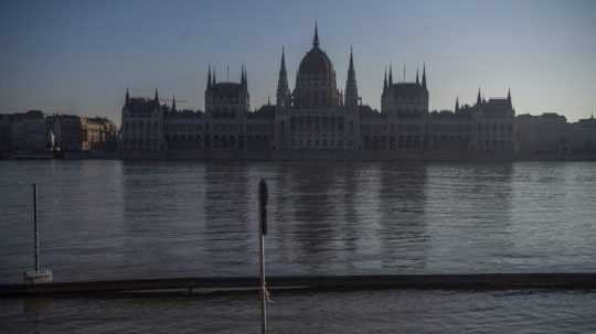 Rieka Dunaj sa vyliala z brehov a zaplavila nábrežie Angelo Rotta v centre Budapešti v Maďarsku vo štvrtok 28. decembra 2023.