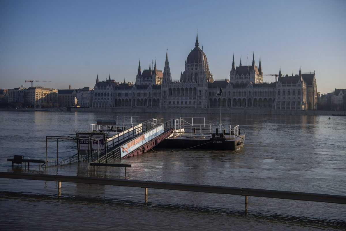 Rieka Dunaj sa vyliala z brehov a zaplavila nÃƒÂ¡breÃ…Â¾ie Angelo Rotta v centre BudapeÃ…Â¡ti.