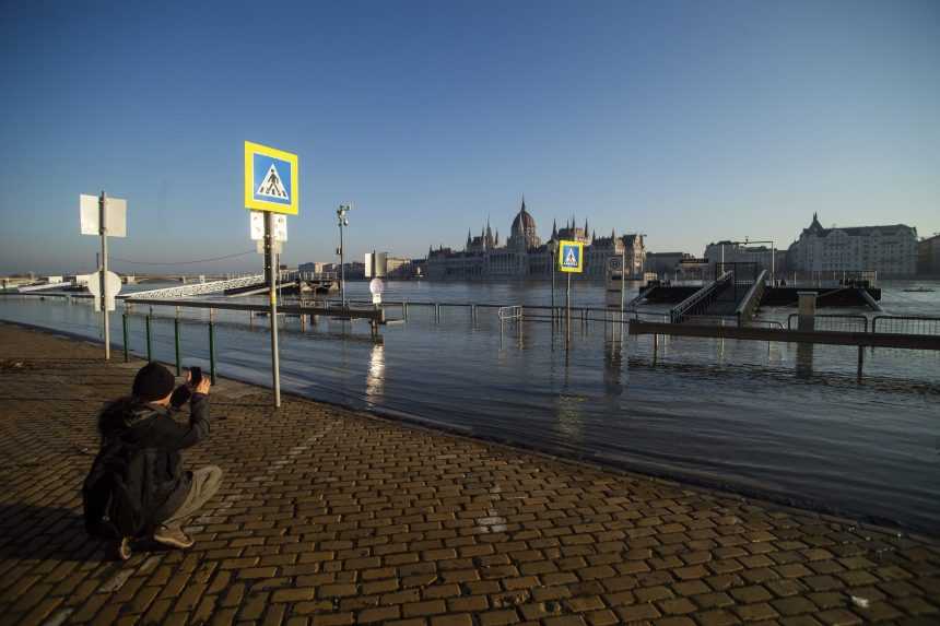 Dunaj zaplavil nábrežia Budapešti, bol najvyšší za desaťročie. Jeho hladina postupne klesá