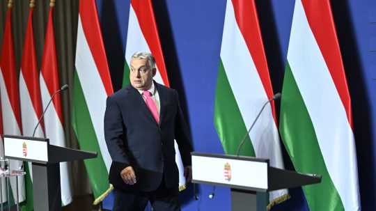 Maďarský premiér Viktor Orbán prichádza na koncoročnú tlačovú konferenciu v Budapešti.