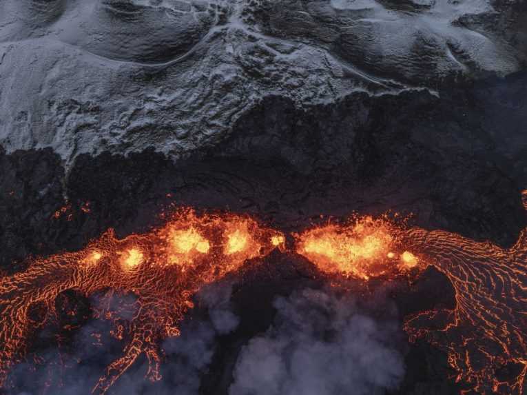 Na snímke erupcia na Islande.