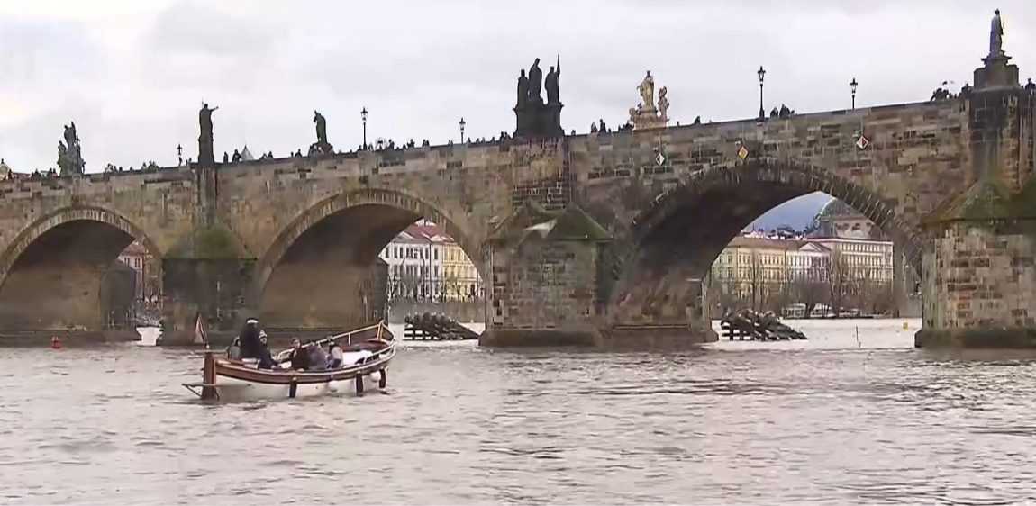 Rieky po celom Česku sú rozvodnené, na veľkú vodu sa pripravuje aj Praha