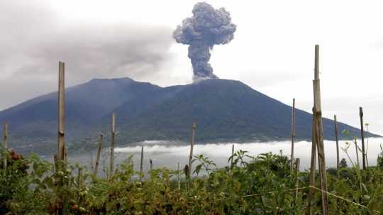 Erupcia sopky v Indonézii.