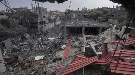 Škody po izraelskom leteckom útoku na Pásmo Gazy v utečeneckom tábore Maghazi.