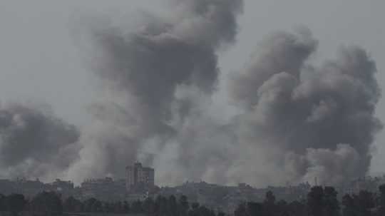 Dym stúpajúci po ostreľovaní Pásma Gazy.