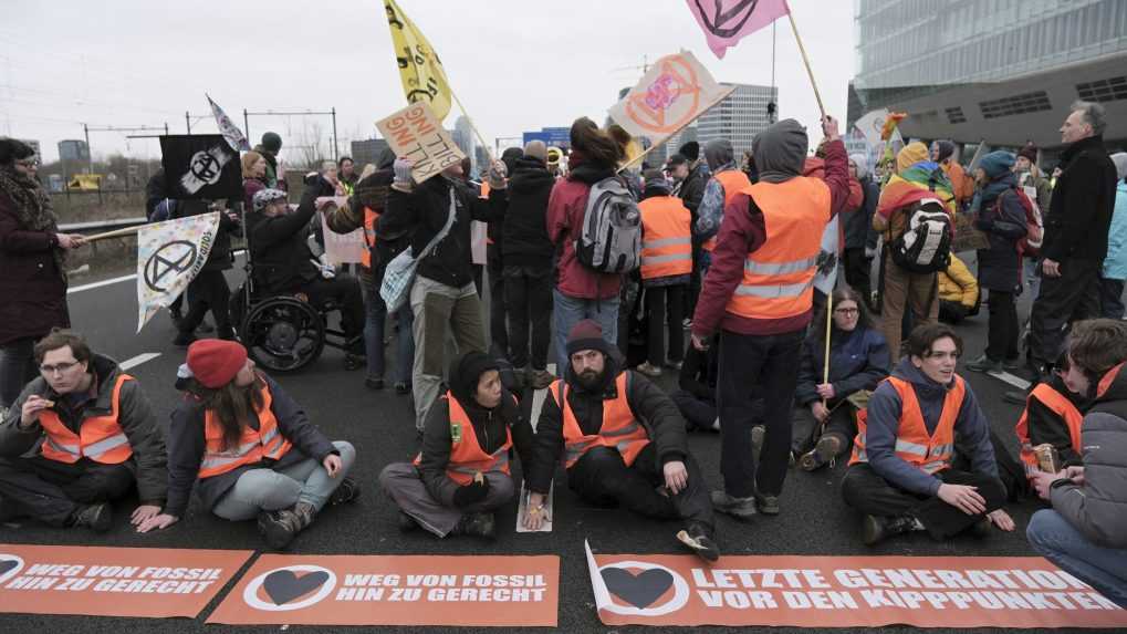 Ekologickí aktivisti zablokovali časť obchvatu v Amsterdame. Polícia 300 z nich zadržala