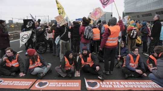 Ekologickí aktivisti blokovali hlavný obchvat okolo Amsterdamu.