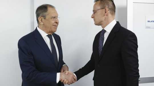 Zľava šéf ruskej diplomacie S. Lavrov a maďarský minister zahraničia P. Szijjártó.