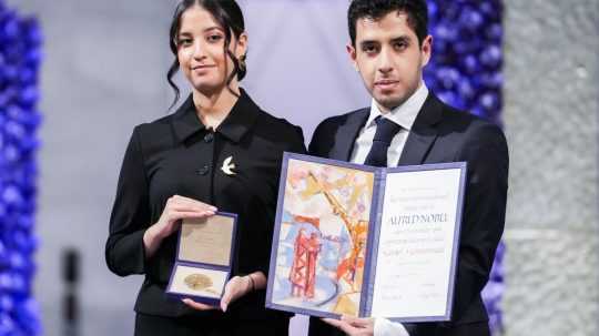 Ali Rahman (vpravo) a Kiana Rahmanová (vľavo), deti väznenej iránskej ľudskoprávnej aktivistky a laureátky Nobelovej ceny za mier.