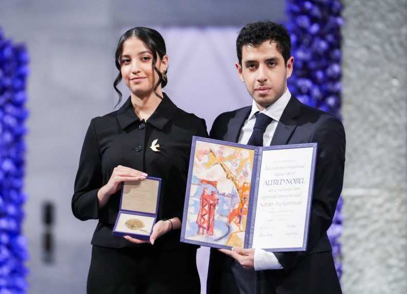 Nobelovu cenu za mier prevzali v mene Mohammadíovej jej dve deti, ktoré žijú vo francúzskom exile