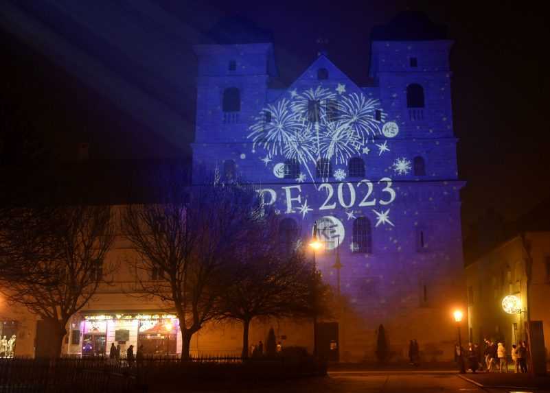 Na snímke nápis PF 2023 na Premonštráckom kostole Najsvätejšej Trojice počas novoročných osláv 1. januára 2023 na Hlavnej ulici v Košiciach.