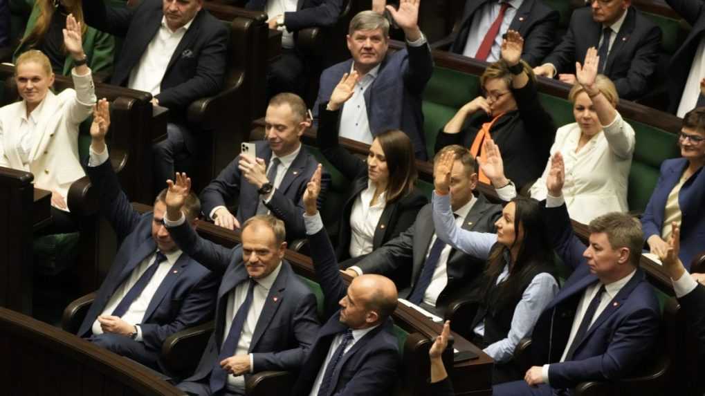 Verejnoprávne médiá sa majú zmeniť zo straníckych naspäť na nestranné: Hlasovala o tom nová poľská vláda