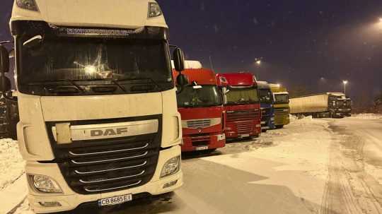Ukrajinskí vodiči kamiónov čakajú na prejazd z Poľska späť na Ukrajinu v poľskom meste Korczowa