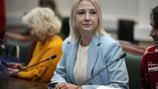 Jekaterina Duncovová odovzdáva volebnej komisii dokumenty potrebné na registráciu svojej kandidatúry.