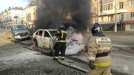 Hasiči hasia horiace autá po ostreľovaní v Belgorode v Rusku.