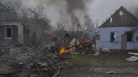 Poškodené domy v mieste ruského ostreľovania v Chersonskej oblasti 12. decembra 2023.
