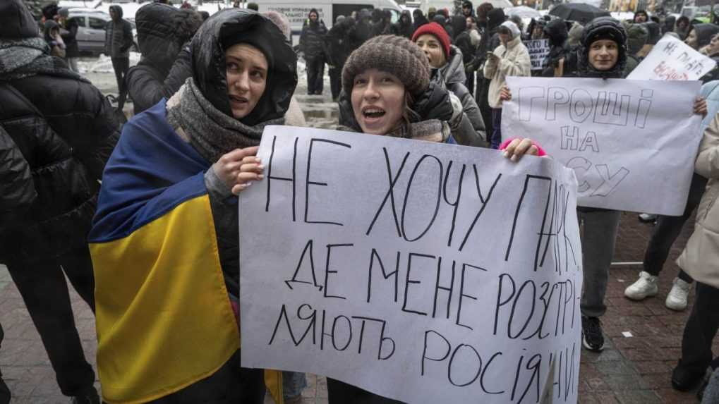 Protest stoviek Kyjevčanov: Žiadali menej peňazí na miestne projekty. Chcú aby sa využili vo vojne