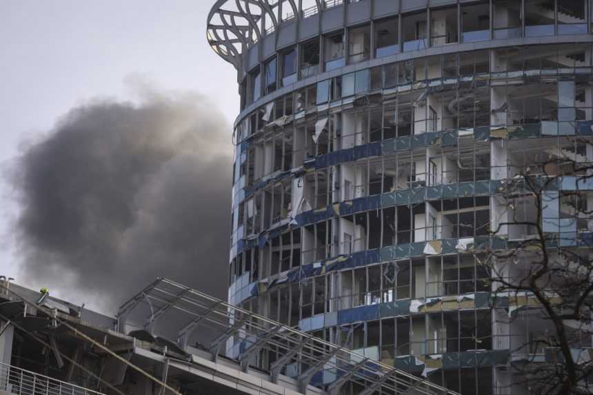 Dym stÃƒÂºpa za budovou poÃ…Â¡kodenou pri ruskom raketovom ÃƒÂºtoku v Kyjeve v piatok 29. decembra 2023.